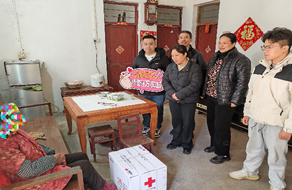 在第72屆“世界防治麻風(fēng)病日”暨第38屆“中國麻風(fēng)節(jié)”到來之際 ，為表達(dá)對(duì)麻風(fēng)病愈后患者的關(guān)懷，弘揚(yáng)人道主義精神，16日上午，連州市殘聯(lián)匯同衛(wèi)健、民政、紅會(huì)、慢病院開展慰問活動(dòng)，為我市轄區(qū)內(nèi)的麻風(fēng)病愈后患者送去物質(zhì)關(guān)懷與精神慰籍。工作人員一行與愈后患者親切交談，仔細(xì)詢問他們的身體狀況和生活情況 ，耐心傾聽他們的心聲，鼓勵(lì)他們保持積極樂觀的生活態(tài)度。.jpg