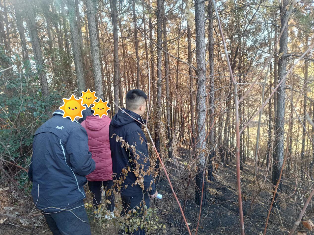 九陂司法所組織當(dāng)事人實地查看失火現(xiàn)場.png