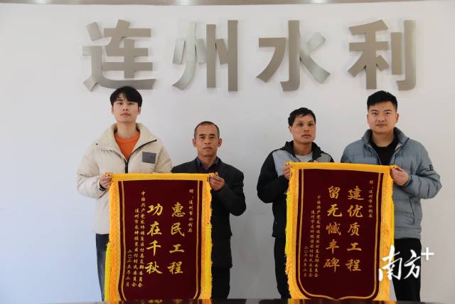 市水利局收到龍坪鎮(zhèn)黃芒村、墾區(qū)村村支書一行代表村組贈送的兩面錦旗。