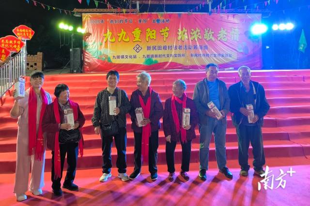 慰問關(guān)愛老人。九陂鎮(zhèn)供圖