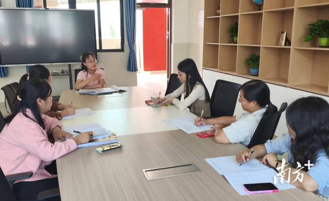 廣州市教育局選派廣州六中等名校骨干教師組成專家團隊幫扶提升連州教師業(yè)務(wù)水平。資料圖