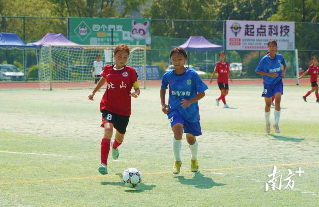 北山中學(xué)是全國首批“青少年校園足球特色學(xué)?！薄ＹY料圖