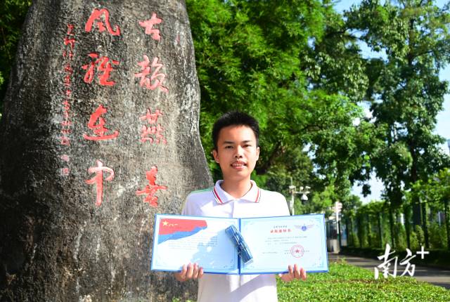 連州中學(xué)連續(xù)兩年有學(xué)生考上空軍飛行員。圖為朱富銘。黃津 攝
