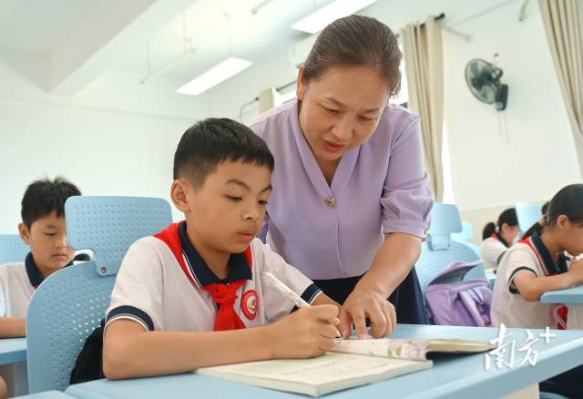 連州深化“縣管校聘”管理改革與“新強師工程”，促進教師隊伍專業(yè)化發(fā)展。黃津 攝