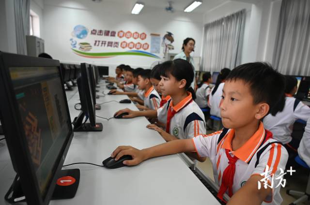 鄧兆然在“ICode國際青少年編程競賽”全球總決賽上勇奪金獎。黃津 攝