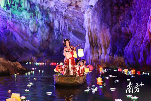 連州連續(xù)5年入選全國縣域旅游發(fā)展?jié)摿Π偌芽h，圖為連州地下河景區(qū)。