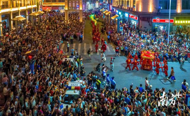 2024年，連州全市接待游客量、旅游收入比2022年分別激增126.47%、177.54%。圖為連州旅游文化季萬人空巷。丘貴星 攝