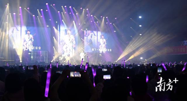 黃品源巡回音樂會(huì)吸引萬千歌迷奔赴。黃瀅 攝