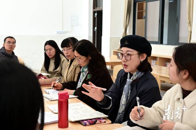 中山大學(xué)生命科學(xué)學(xué)院碩士、廣州第六中學(xué)生物高級教師劉華正在點評高一年級生物課教學(xué)展示。黃瀅 攝