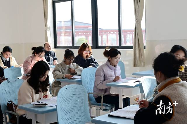 高二語文評課研討現(xiàn)場。黃瀅 攝