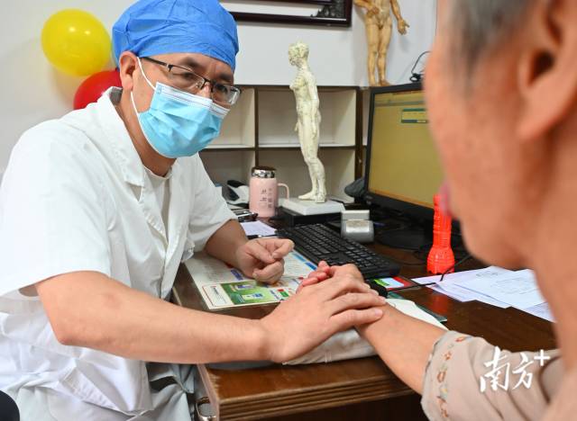 連州公立醫(yī)療機(jī)構(gòu)實(shí)施一次掛號管三天。黃津 攝