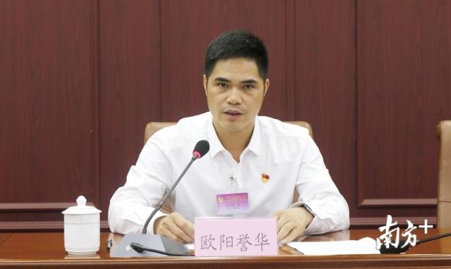 連州市委常委、市紀(jì)委書記、市監(jiān)委主任歐陽譽(yù)華代表市紀(jì)委常委會(huì)作工作報(bào)告。段燦 攝
